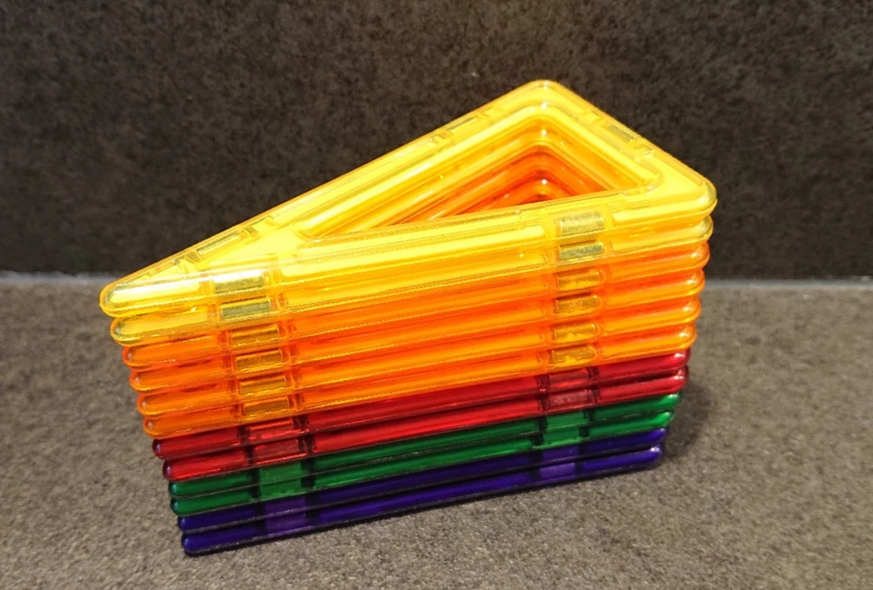 Magformers Basismagnetbausteine, 12 Teile, einfarbige spitze Dreiecke - Bild 2 von 3