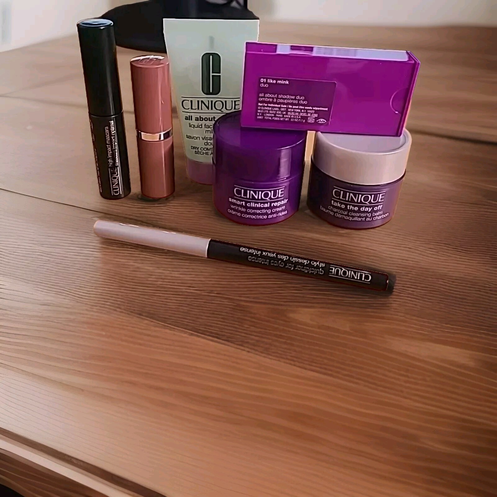 Clinique Gift Set Travel Deluxe Sample  Bag Makeup + Skincare 8 Pc