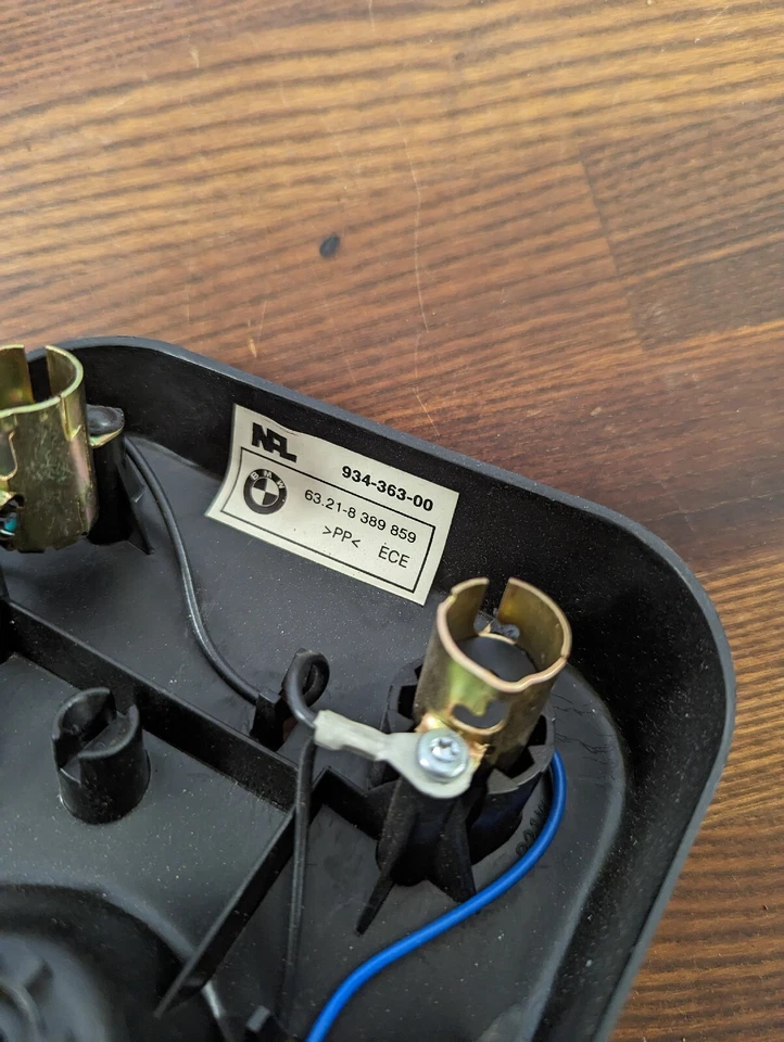 BMW Z3 Rear Light Bulb Socket Passenger Left Side 8389859  - Image 2 of 4