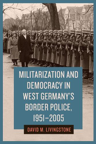 David M. Living Militarization and Democracy in West Germany's Border (Hardback)