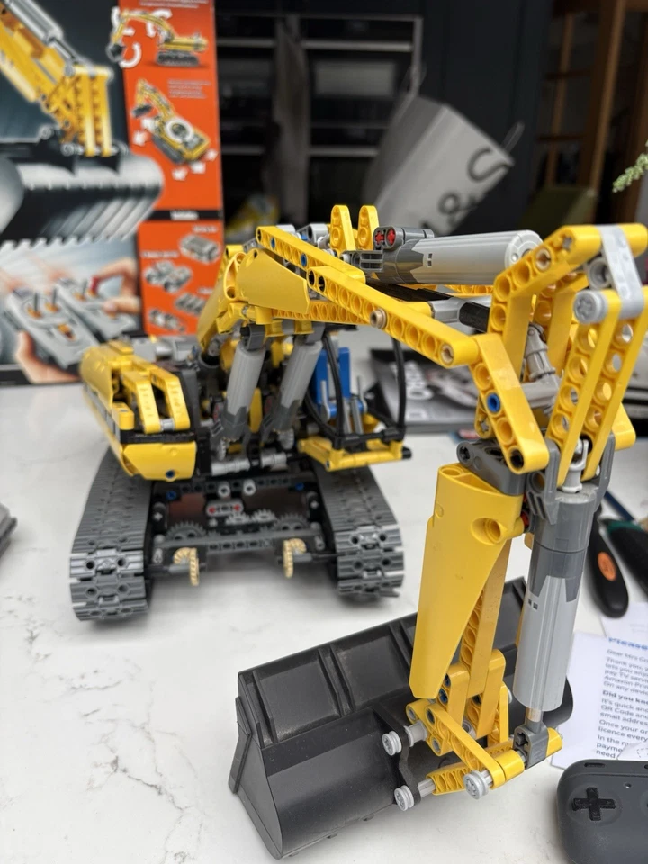 LEGO Technic 8043 Motorized Excavator, photo 2 of 5