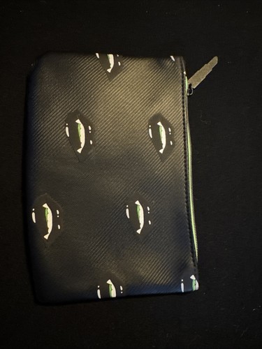 IPSY Cosmético Maquillaje Glamour Bolso Bonito Malvado Vampiro Labios Colmillos Octubre 2021 - Imagen 7 de 9