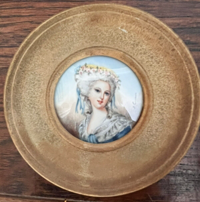 金色フレームの女性肖像画 Pair VTG/Antique France Painted Portrait Lady Signed Convex Gold