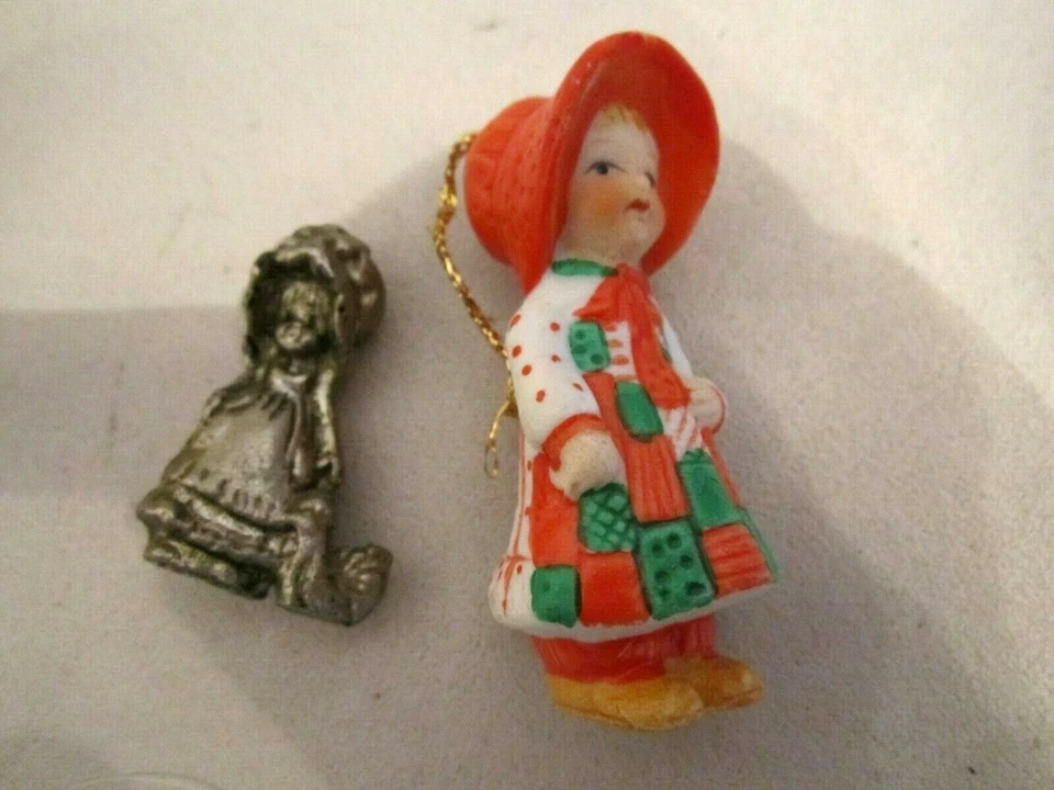 Lote de 2 figuras adornadas de acebo hobbie. Cerámica de 2,25", metal vintage de 1,5" Foto 2 de 4