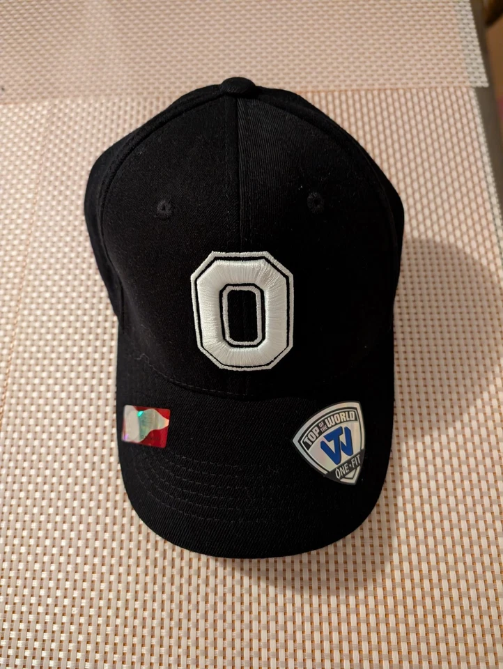NUEVO Ohio State Buckeyes Gorra Top of World M/L One Fit Negro Blanco "O" Nuevo con Etiquetas Foto 3 de 4