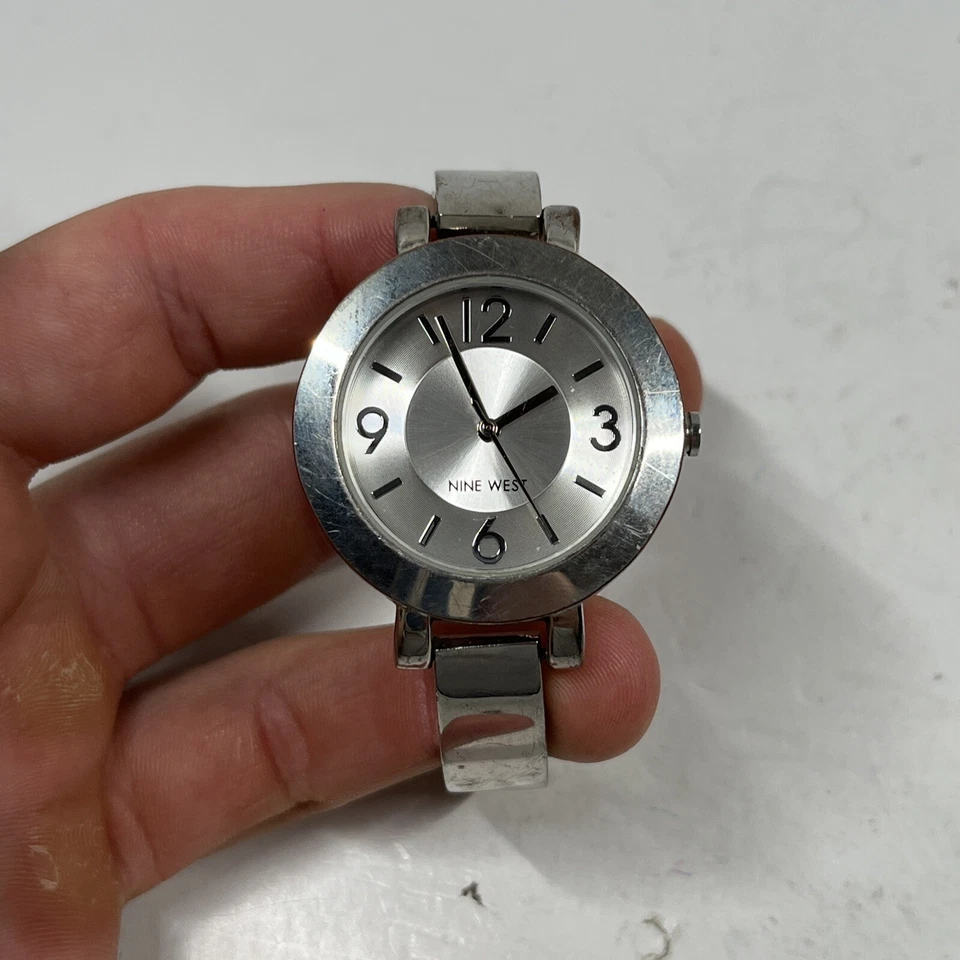 Relógio de pulso Nine West 9W novo com etiquetas/1631 pulseira de metal tom prata (PRECISA FUNCIONAR) - Imagem 2 de 4
