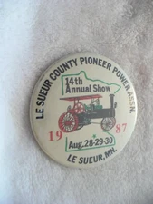 PE- 1987 LE SUEUR COUNTY PIONEER POWER ASSN LE CENTER MN PIN BADGE #30017  NICE!