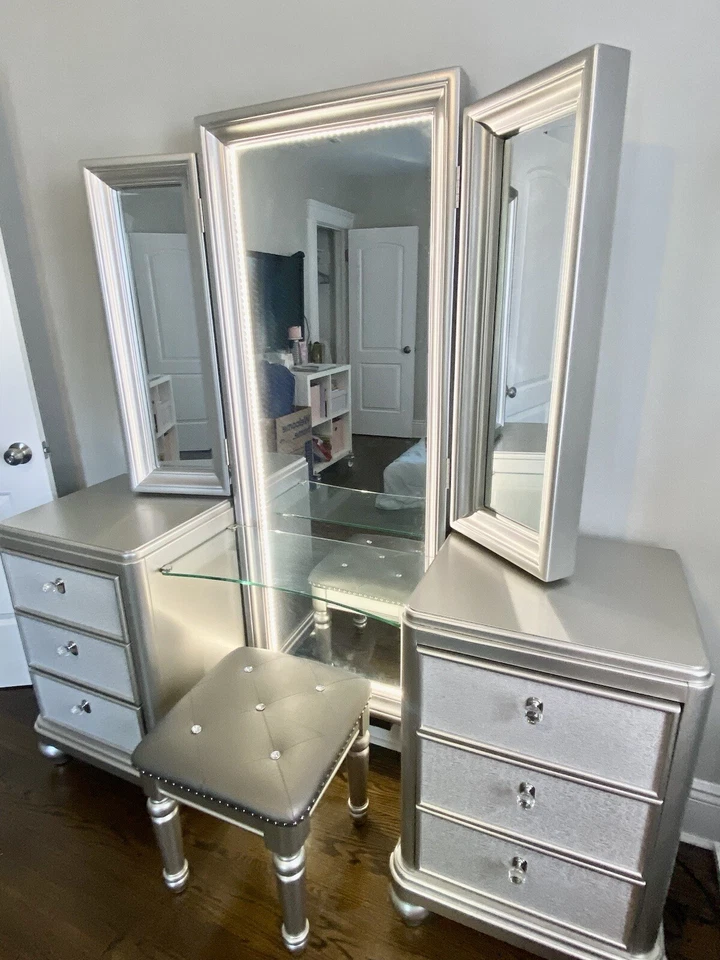 Tocador de maquillaje iluminado con taburete Diva Glam Foto 3 de 4