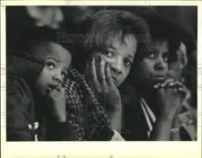 1990 Press Photo Ironton residents wait for ambulances at Belle Chase School