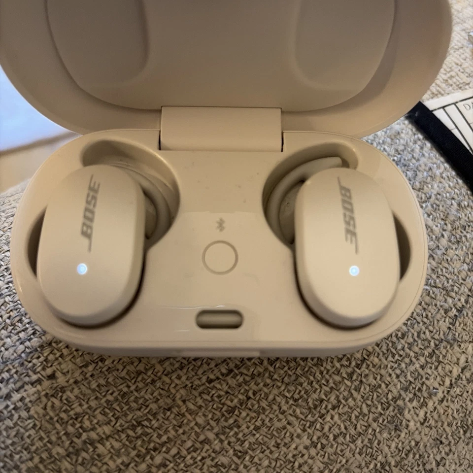 Bose QuietComfort Ultra Earbuds, photo 2 of 2