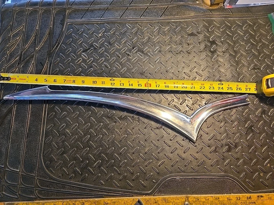 Ford Custom 1957 sedán de 2 puertas cuarto trasero izquierdo moldura marca de verificación delantera Foto 2 de 4