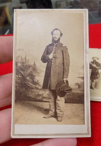 ORIGINAL CIVIL WAR CDV PHOTOGRAPH OF UNION OFFICER HOLDING HAT NASHVILLE