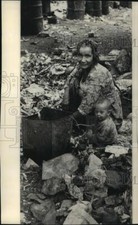 1983 Press Photo Egyptian Garbage Collector, Known as Zabbaleen, With Her Child