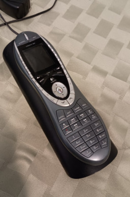 Logitech Harmony 880 Universal Programmable LCD Remote Control w/2 L-LG7 Charger