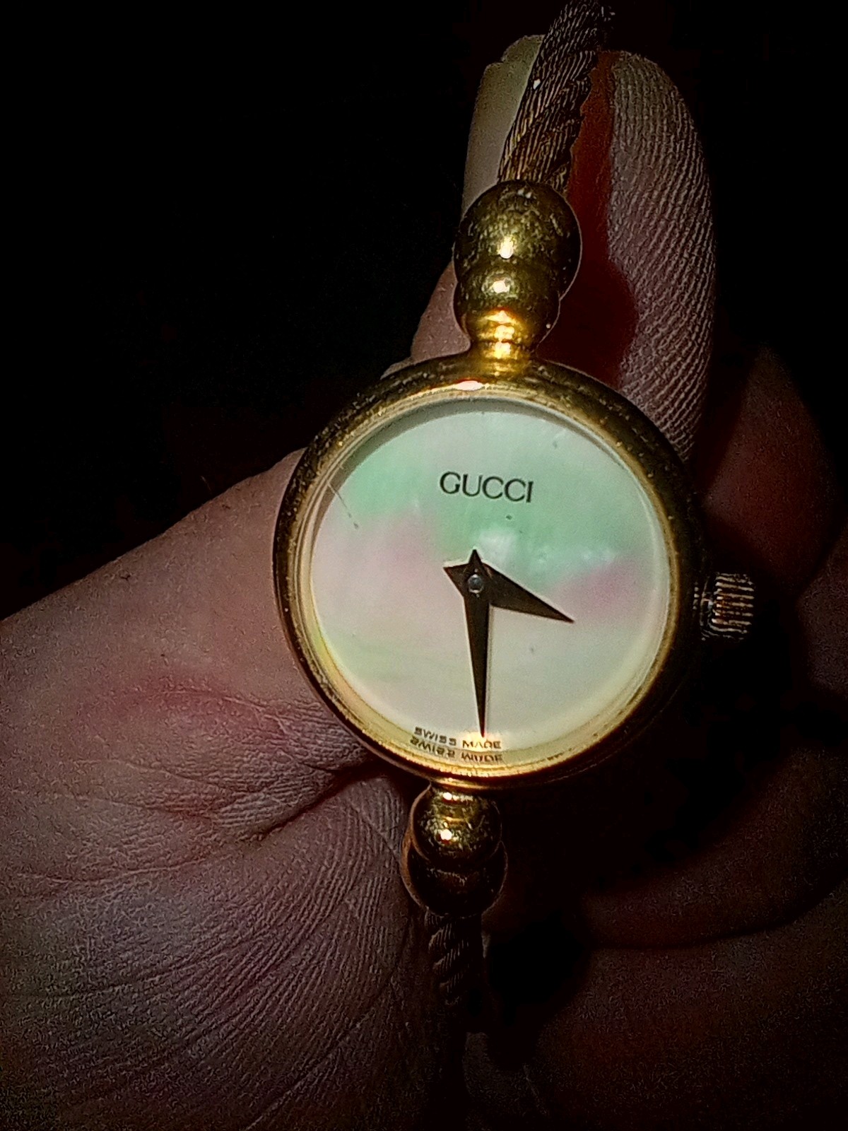 Vintage Gucci 2700.2.L Women's Gold Bangle Quartz Watch with Shell Dial