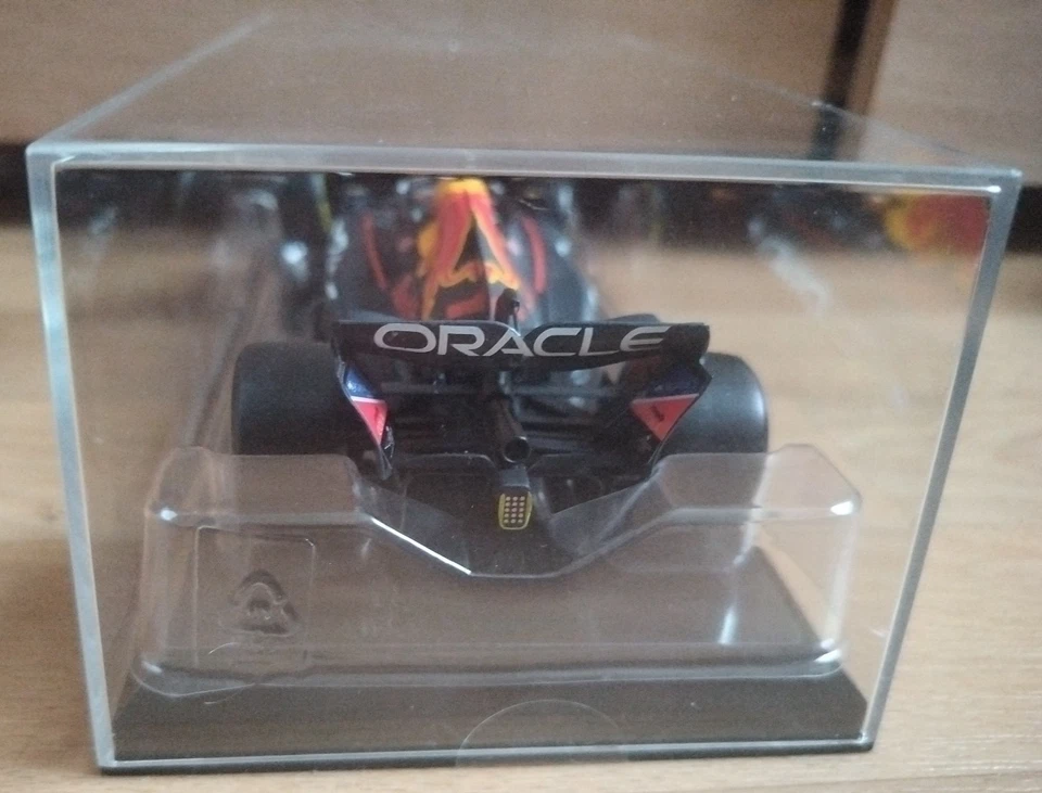 Oracle Red Bull RB18 Max Verstappen #1 Abu Dhabi 2022 1:24 Bburago ab 14+ B-Ware - Bild 4 von 4