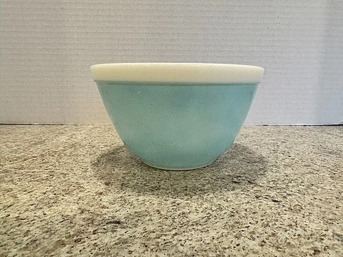 Vintage Pyrex 401 Light Blue Americana 1 1/2 Pint Mixing Bowl