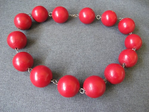 Collar de cuentas de gran tamaño de madera roja pintada vintage