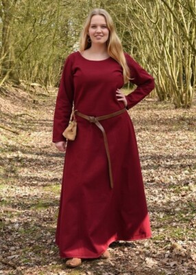 Simple medieval dress in robust canvas, burgundy