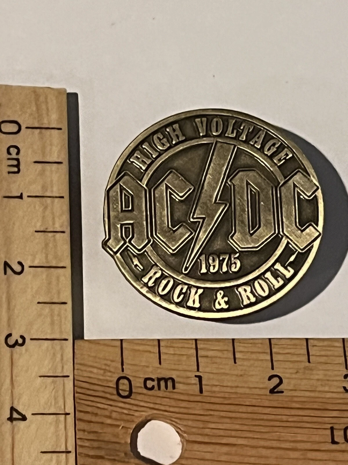 Эмалевая булавка с музыкальным логотипом, ACDC High Voltage Rock Roll, Ангус Янг, 3 см x 3 см - Изображение 2 из 3