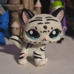 Hasbro Littlest Pet Shop White Cat Figure 00671, Ages 3-7, Age Level 3-4 4-7