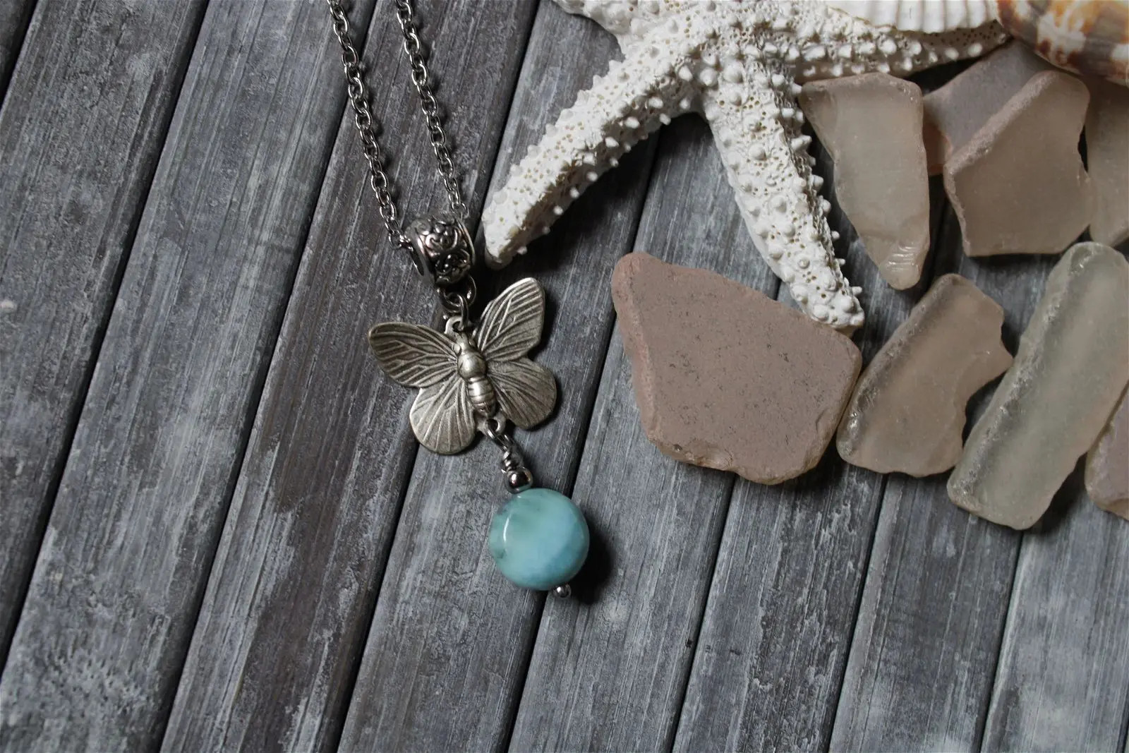 Collier avec larimar et papillon anti-ternissement pour peau sensible