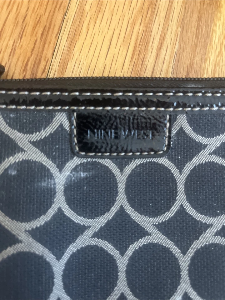 Muñequera pequeña Nine West con estampado de números excelente estado Foto 3 de 4