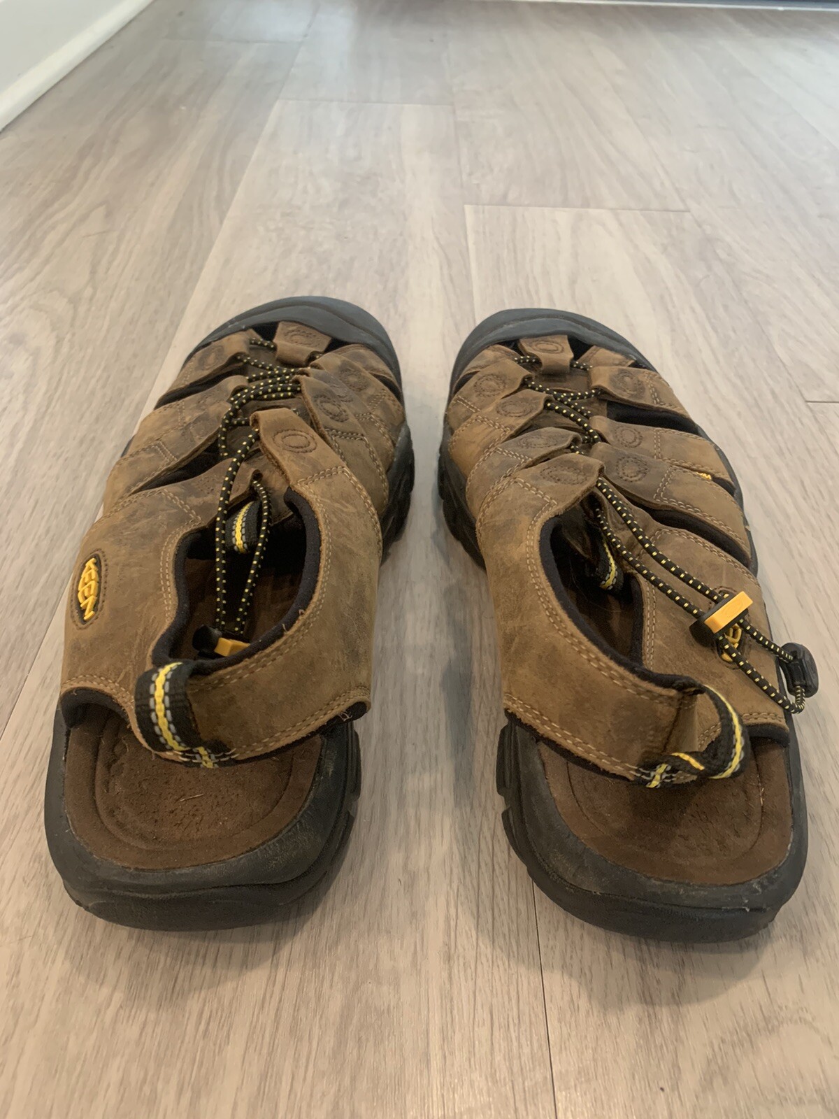 Sandali da trekking sportivi impermeabili in pelle marrone Keen Newport taglia 11 5 abbigliamento attivo