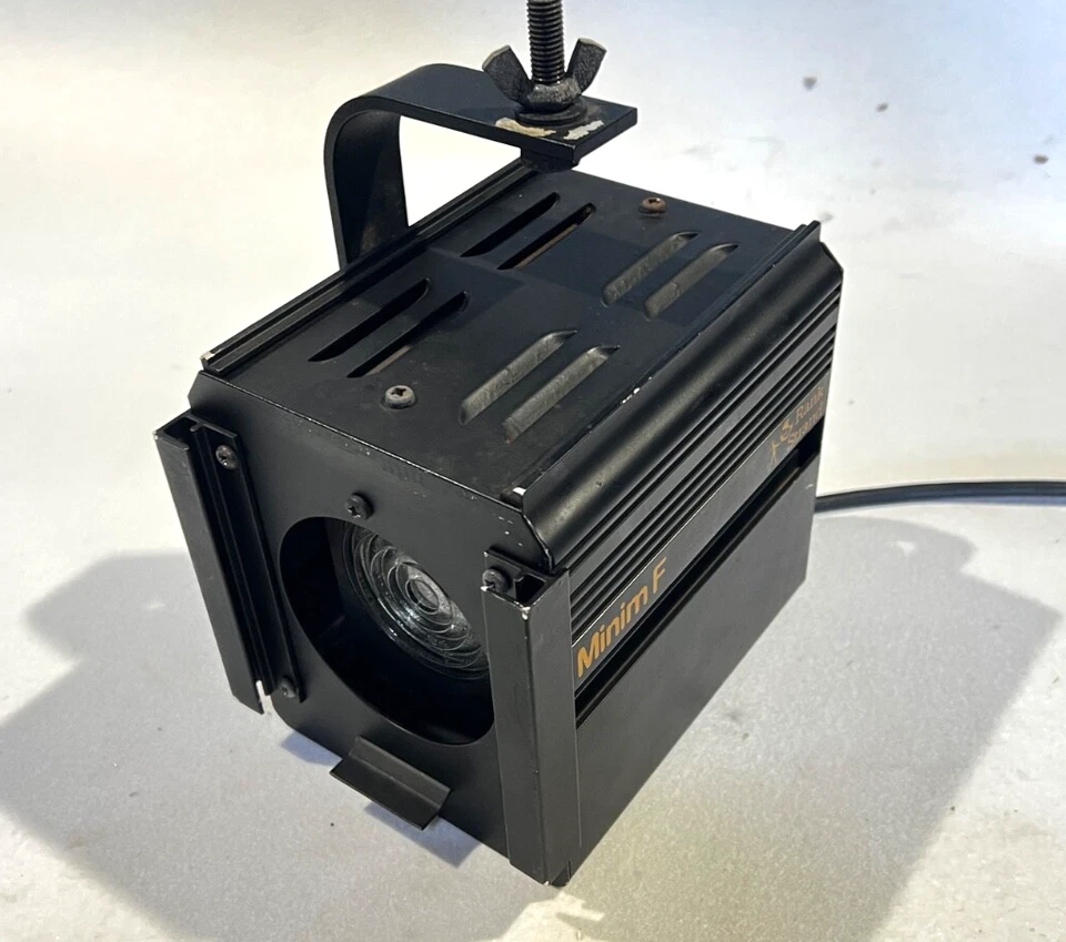 Strand Lighting Minim Fresnel Vintage Theatre Light C/W M40 Lamp & Hook Clamp - Image 4 of 4