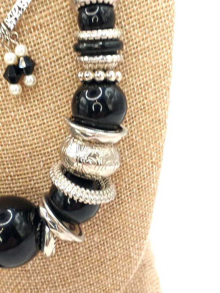 Conjunto de joyas mixtas collar, pendientes y pulsera Lia Sophia en tono negro y plata Foto 4 de 4