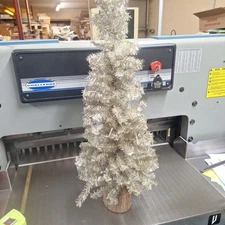 VTG COLLECTOR 2 FT NICE!! RETRO SILVER ALUMINUM XMAS TREE With Lights