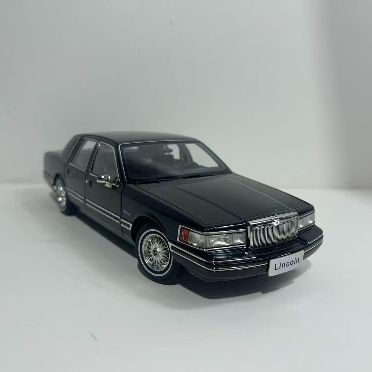 Xiaoguang1/18 Towncar V8 1993-1995 Super Diecast Models Car