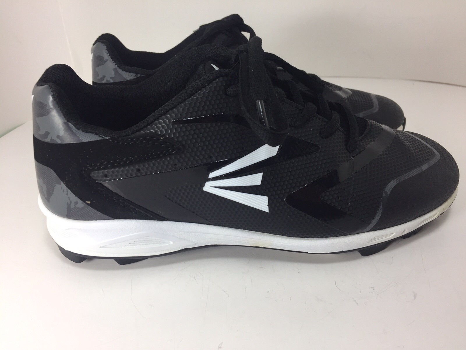 Easton Youth Size 5.5 Baseball Cleats 
