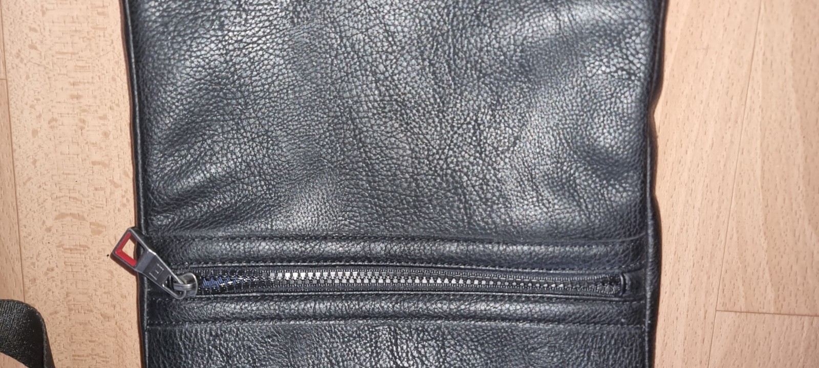 Tommy Hilfiger Black Essential Flat Crossover Bag AM0AM00806 image 2