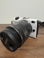 Canon EOS M2 White Mirrorless Camera with Battery Charger Excellent Condition