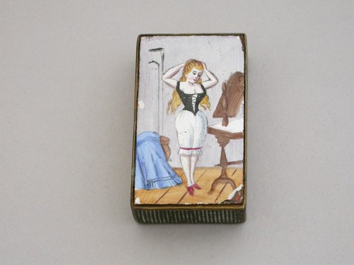 Continental Messing & Emaille Vesta Etui - Lady Dressing. um 1900.