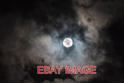 FOTOSHOOTING DIE SONNE IN ERWARTUNG AUF DIE SONNENFINSTERNIS