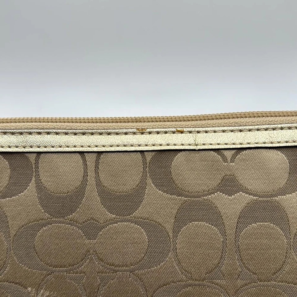 Funda Coach Daisy Poppy Apliques Firma Caqui Tablet iPad Marrón Logo Foto 3 de 4