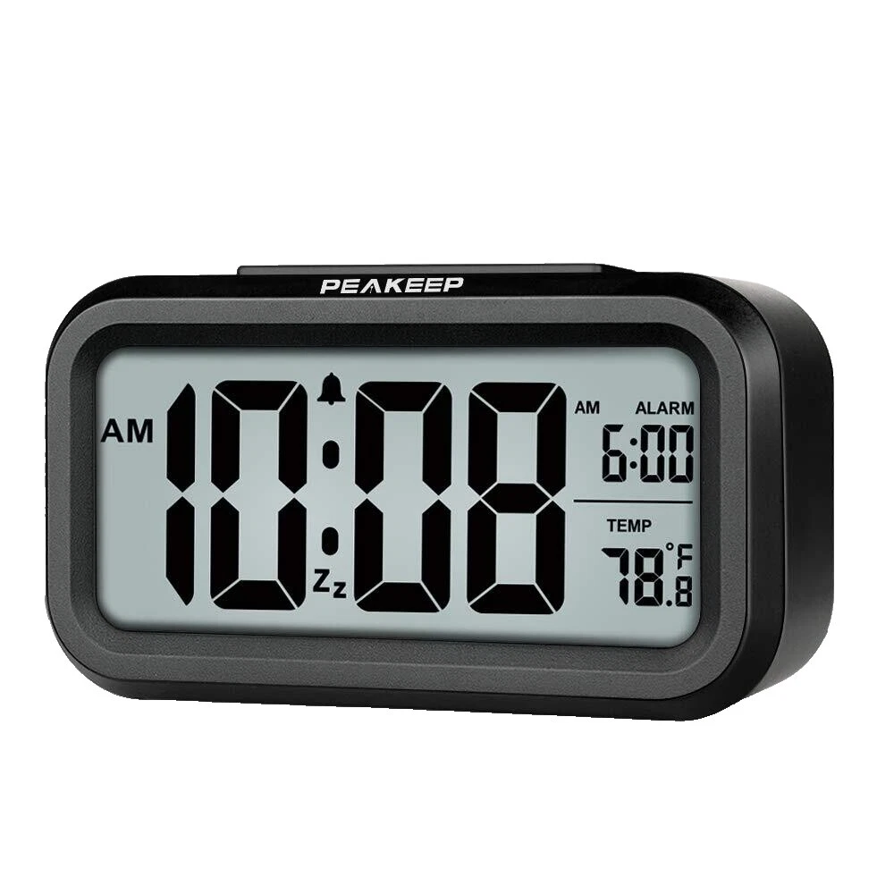 Черные будильники дома и архитектуры и радио часы