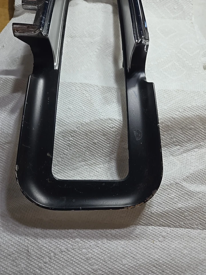 Nuevo de Lote Antiguo 1968 Oldsmobile 98 RH luz trasera cromo bisel moldura OEM sin caja Foto 3 de 4