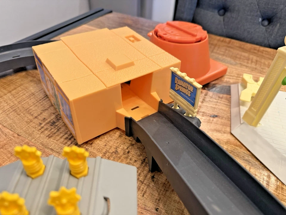 JUEGO DE RESORTES DE RADIADOR DISNEY PIXAR CARS RACE AROUND INCOMPLETO PROBADO Foto 3 de 4