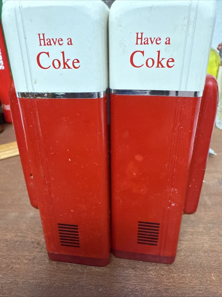 Coctelera de sal y pimienta con bomba de gas roja y blanca Coca Cola - Coleccionable de colección Foto 2 de 4