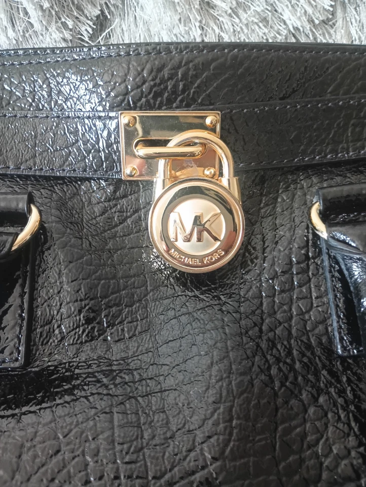 Bolso de Mano Michael Kors Hamilton Charol Repujado NS Foto 2 de 4