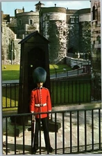 postcard UK  England - Guardsman Outside Tower of London
