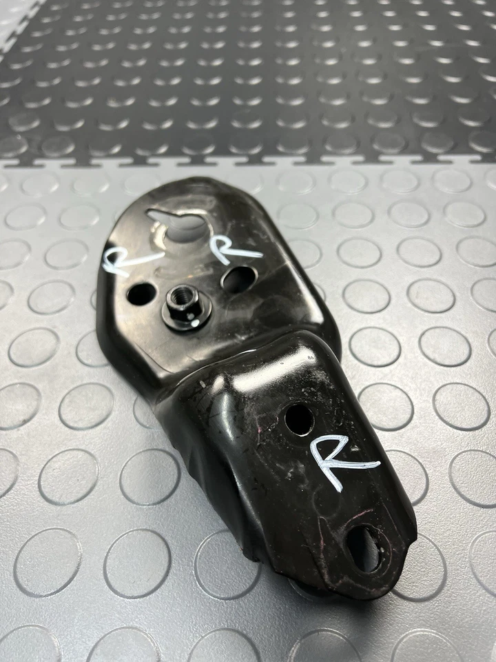 2017-2021 FORD MUSTANG GT FRONT RIGHT SIDE SUBFRAME SUPPORT MOUNT BRACKET OEM - Image 2 of 4