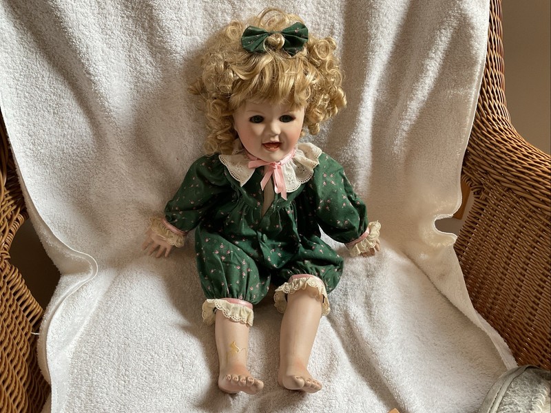 Vintage, The Hamilton Collection, Mavis Snyder "Lindsay"  1989