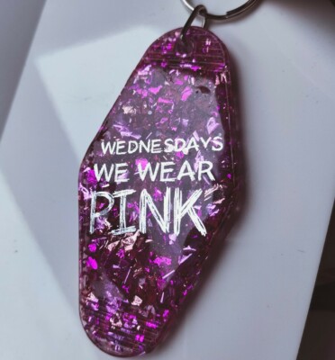 Schlüsselanhänger Mean Girls Mittwochs tragen wir rosa lustig Apportierin inspiriert handgefertigt Harz