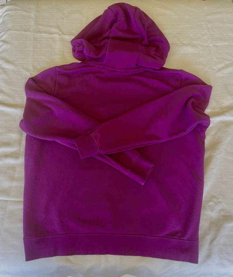 Sudadera con capucha para mujer Nike Funnel cuello alto grande, púrpura. Foto 2 de 4