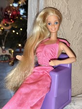 Alte Twirly Curls Barbie mit Stuhl Zubehör Rock und Body Mattel Vintage