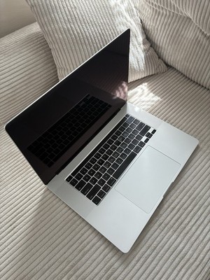 Apple MacBook Pro 16  2019 i9 2,3 GHz 16GB RAM 1TB SSD Radeon 5500M Silber